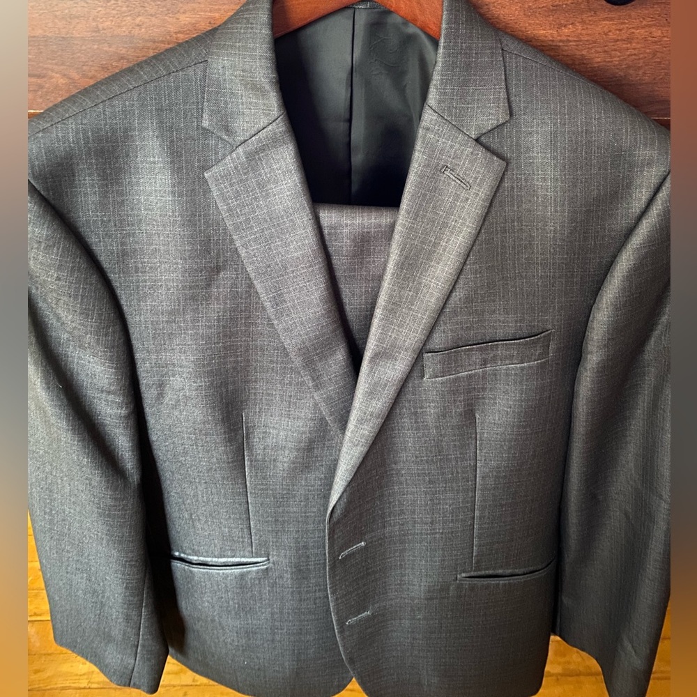 Kenneth Cole Mens suit Size 42R in great condition